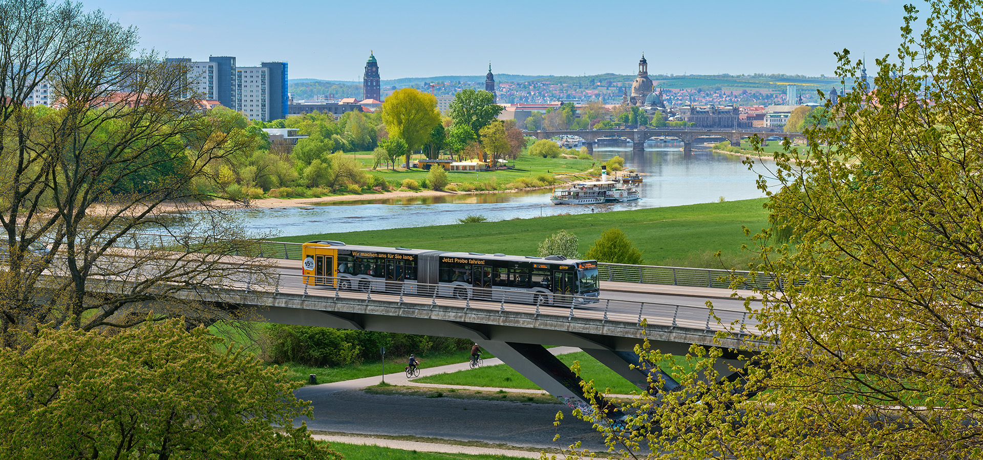 Bus fährt auf Brücke
