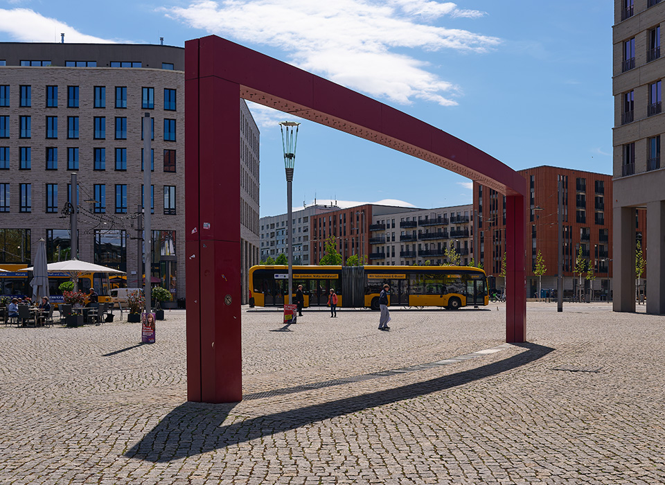 Ein Gelenkbus steht in der Stadt