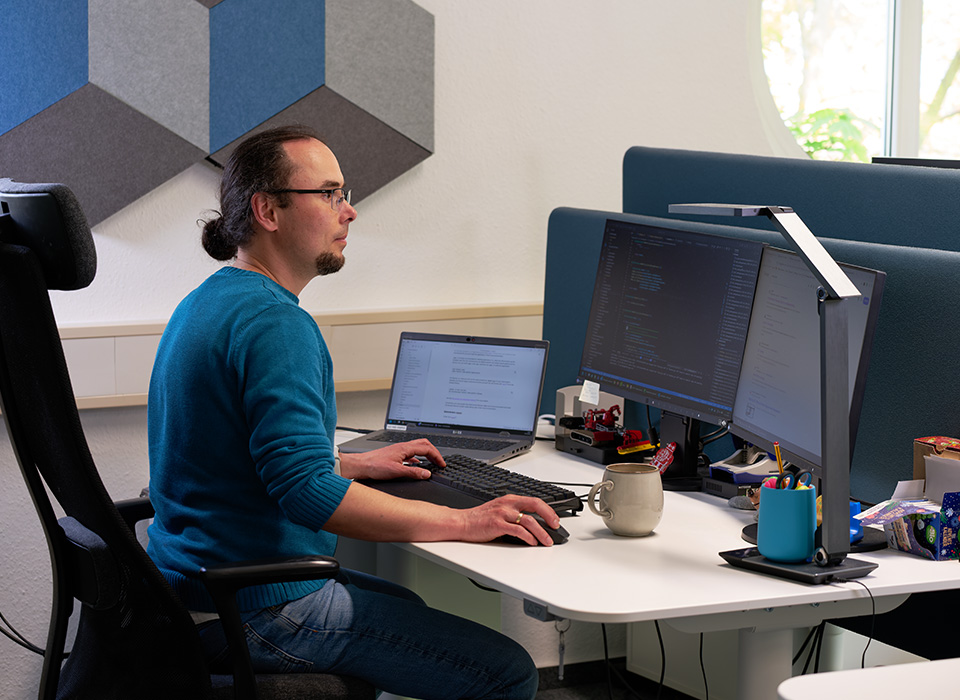 Steuergeräte Entwickler bei der Arbeit